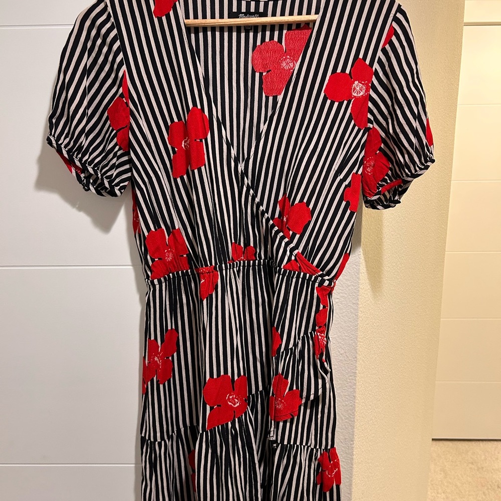 Madewell Ruffle Wrap Dress
(B5) - Picture 2 of 3